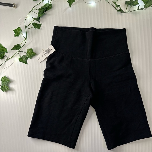 Aritzia TNA Chill 9” Biker short - Picture 5 of 8